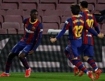 El delantero francés del FC Barcelona, Ousmane Dembélé (i), celebra su gol, el primero y único del partido. EFE/A. Estévez