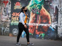 Una mujer protegida con un cubrebocas camina por una calle de Sao Paulo este lunes. EFE/F. Bizerra