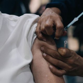 COVID-19: Califican como "error humano" aplicación de vacuna con jeringa vacía