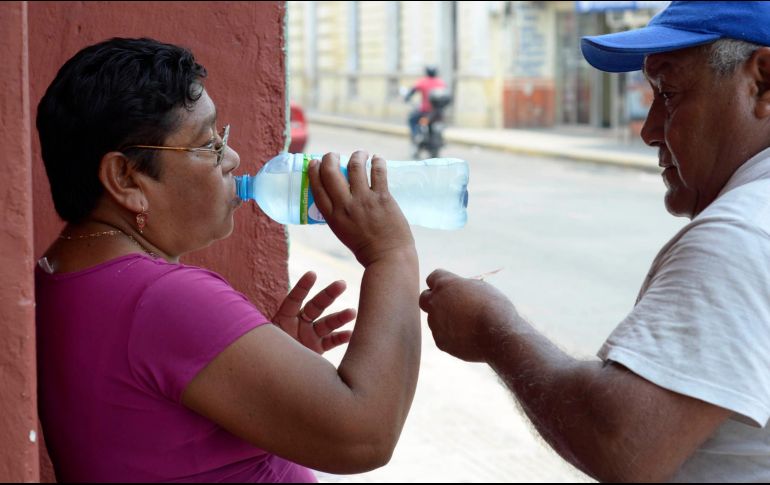 Se recomienda tomar abundantes líquidos y utilizar filtró solar ante el calor. NTX / ARCHIVO