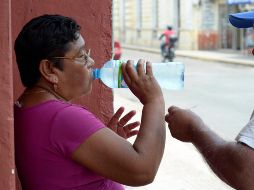 Se recomienda tomar abundantes líquidos y utilizar filtró solar ante el calor. NTX / ARCHIVO