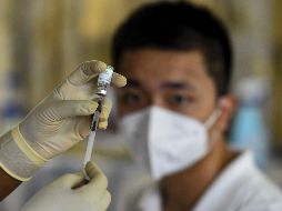 Tedros Adhanom Ghebreyesus subraya que los trabajadores sanitarios deben ser prioritarios en la recepción de las vacunas. AFP / I. S. Kodikara