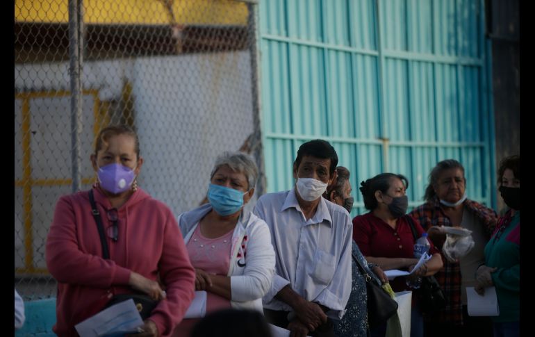 Fila en el punto de inmunización del Auditorio Benito Juárez. EL INFORMADOR / F. Atilano