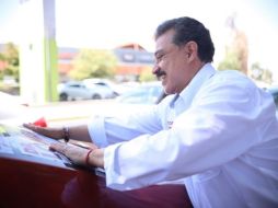 Lomelí Bolaños también participó en la pega de calcomanías en el cruce de las avenidas Circunvalación y Artesanos. ESPECIAL