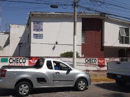 El inmueble está en renta y en la fachada están los números telefónicos de contacto, sin embargo nadie buscó a los propietarios para solicitar el permiso. ESPECIAL