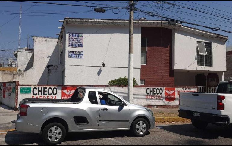 El inmueble está en renta y en la fachada están los números telefónicos de contacto, sin embargo nadie buscó a los propietarios para solicitar el permiso. ESPECIAL