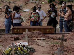 Una mujer víctima de COVID-19 es sepultada en un cementerio de Río de Janeiro. EFE/A. Lacerda