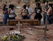 Una mujer víctima de COVID-19 es sepultada en un cementerio de Río de Janeiro. EFE/A. Lacerda