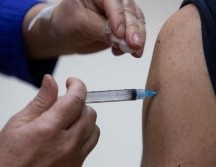Los jóvenes de 16 o 17 años de edad solamente podrán recibir la vacuna de Pfizer-BioNTech. EFE/A. Valdés