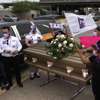 Dentro de un ataúd: así arranca su campaña un candidato a diputado en Ciudad Juárez