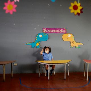 COVID-19: Tras un año ausentes, estudiantes vuelven a las aulas en El Salvador