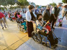 CAMBIAN PLAN. Durante un recorrido por puntos de vacunación en Zapopan, este medio de comunicación observó que incluso a las personas que llegaron con cita les pidieron esperar en las filas que se hicieron desde la noche del lunes.  EL INFORMADOR • F. Atilano