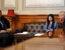 El Presidente Andrés Manuel López Obrador, acompañado del canciller, Marcelo Ebrard (i), sostiene la conversación telefónica con la vicepresidenta de EU, Kamala Harris. EFE/Presidencia de México