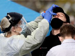 Aunque hasta el momento solo se ha estudiado la posibilidad de contagiarse dos veces con el COVID-19, no se descarta que una tercera reinfección pueda darse. AP / ARCHIVO