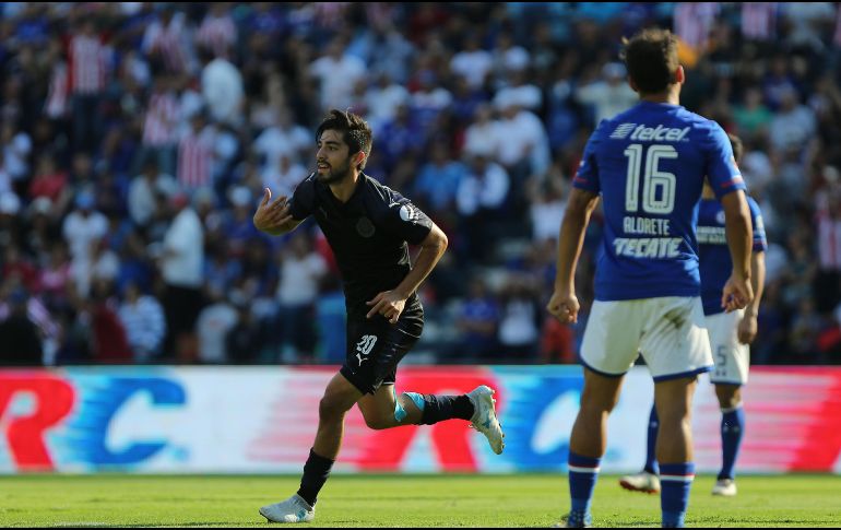 Rodolfo Pizarro sigue siendo muy querido por la afición de Chivas y un argumento de ello son los grandes goles que hizo con esta playera. Imago7 / ARCHIVO