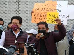 Félix Salgado Macedonio (c), Mario Delgado (i), dirigente de Morena, y simpatizantes de Morena protestan afuera del Tribunal Electoral. SUN/H. García