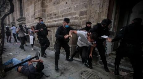 Durante las manifestaciones por la muerte de Giovanni López, se viralizaron imágenes de policías arrestando a manaifestantes de forma violenta. EL INFORMADOR/F. Atilano