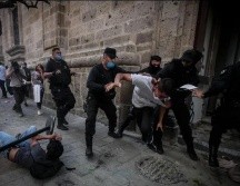 Durante las manifestaciones por la muerte de Giovanni López, se viralizaron imágenes de policías arrestando a manaifestantes de forma violenta. EL INFORMADOR/F. Atilano