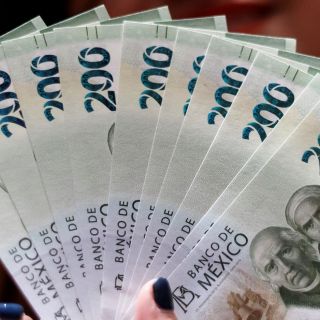 México refinancia deuda externa y baja 69% el pago para 2023