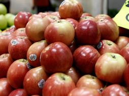 En los últimos días, se esparció el rumor de que las etiquetas de las frutas son comestibles; no obstante, aquí te contamos la verdad detrás de esta afirmación. EL INFORMADOR / ARCHIVO