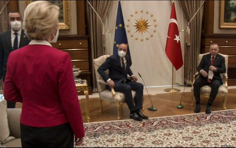 Erdogan (d) recibió a Von der Leyen (i) en el complejo presidencial de Ankara, Turquía, sin una silla reservada paraella.