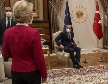 Erdogan (d) recibió a Von der Leyen (i) en el complejo presidencial de Ankara, Turquía, sin una silla reservada paraella.