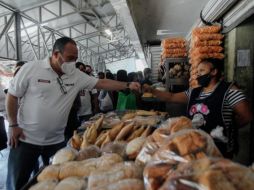 Alberto Uribe se reunió con locatarios del Mercado Atemajac, donde anunció que habría una remodelación y mantenimiento. ESPECIAL