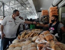 Alberto Uribe se reunió con locatarios del Mercado Atemajac, donde anunció que habría una remodelación y mantenimiento. ESPECIAL
