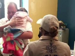 Una vez que se revisó el estado de salud de la niña y las condiciones en las que se encontraba fue entregada a su abuelo. ESPECIAL