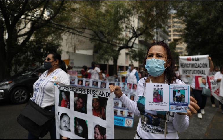 Mujeres protestan en la Ciudad de México para pedir justicia por la desaparición de sus familiares. EFE/S. Gutiérrez