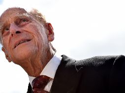 El príncipe Felipe tuvo que aceptar asimismo que la familia real, y por lo tanto los hijos de la pareja, no llevasen su apellido sino el de su esposa. AFP / ARCHIVO