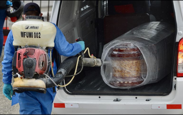 El IMSS tiene 30 mil 320 folios aprobados y pendientes de pago por un total de 347 millones 467 mil 200 pesos, para un total de entrega de apoyos por mil 105 millones 706 mil 640 pesos. EFE / ARCHIVO