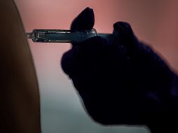 México fue uno de los primeros países en iniciar la vacunación, pero ha aplicado apenas 10.6 millones de dosis de diversos fármacos; por ello, apuesta por desarrollar su propia vacuna. AFP / ARCHIVO
