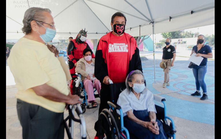 Desde las 09:30 de la mañana 10 luchadores, técnicos y rudos, y un réferi llegaron al módulo ubicado en el Auditorio Benito Juárez en Zapopan. EL INFORMADOR / G. Gallo