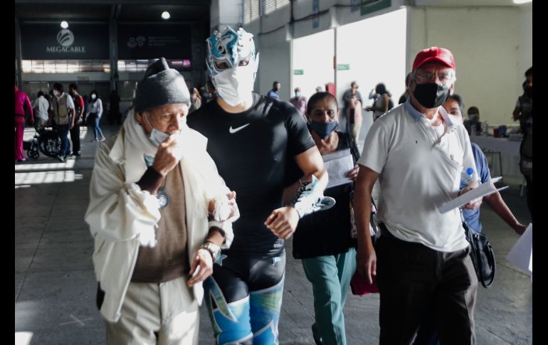 Desde las 09:30 de la mañana 10 luchadores, técnicos y rudos, y un réferi llegaron al módulo ubicado en el Auditorio Benito Juárez en Zapopan. EL INFORMADOR / G. Gallo