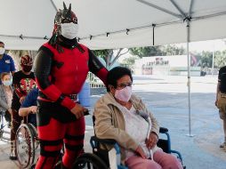 Desde las 09:30 de la mañana 10 luchadores, técnicos y rudos, y un réferi llegaron al módulo ubicado en el Auditorio Benito Juárez, en Zapopan. EL INFORMADOR / G. Gallo