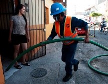 Algunas colonias aún tienen suministro rotatorio que complementan con pipas y cisternas. ESPECIAL / SIAPA