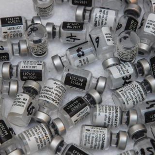 Dos cepas de COVID-19 reducen la efectividad de las vacunas de Pfizer y Moderna