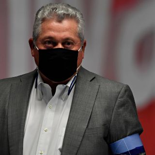 Afición de Chivas encara a Vucetich en su llegada a la CDMX