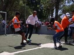 El candidato se tomó tiempo para jugar una 