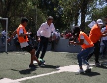 El candidato se tomó tiempo para jugar una 