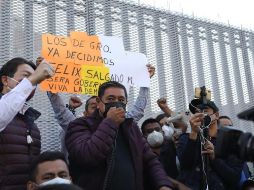 El candidato de Morena por el estado de Guerrero, Félix Salgado Macedonio (c), participa en una protesta en el Tribunal Electoral del Poder Judicial de la Federación en CDMX. EFE/S. Gutiérrez