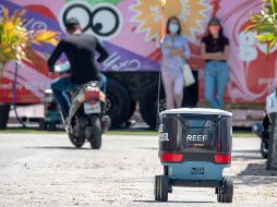 Uno de los vehículos que entregan alimentos a domicilio. El cliente sólo puede abrir la caja mediante el uso de un código. EFE/C. Herrera-Ulashkevich