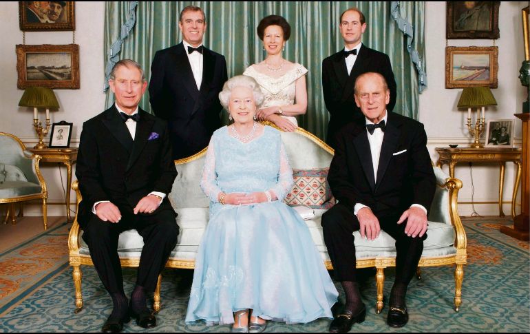 Príncipe Felipe. El monarca en compañía de su esposa, la reina Isabel II, y sus hijos. EFE