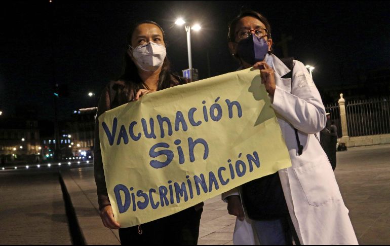 Ayer en la mañana, decenas de trabajadores de la salud se manifestaron en Palacio Nacional y luego en la Segob porque no han recibido su vacuna contra el COVID-19. SUN / C. Mejía