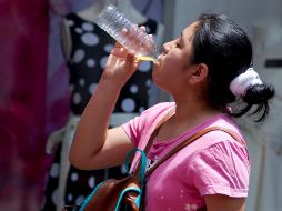 Ante el calor se recomienda tomar abundantes líquidos y utilizar filtró solar. NTX / ARCHIVO