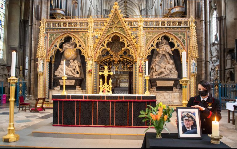 Una fotografía del príncipe Felipe, duque de Edimburgo, es colocado al interior de la Abadía de Westminster. AP / D. Lipinski