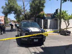 Según testigos, las víctimas fueron arrojadas desde una camioneta negra, en el cruce de las calles Roberto Weeks y Lira en la colonia Lomas del Gallo. ESPECIAL