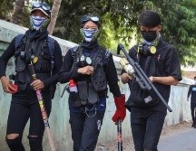 Integrantes de una de las guerrillas rebeldes al régimen impuesto por la Junta Militar en Birmania recorren las calles. EFE