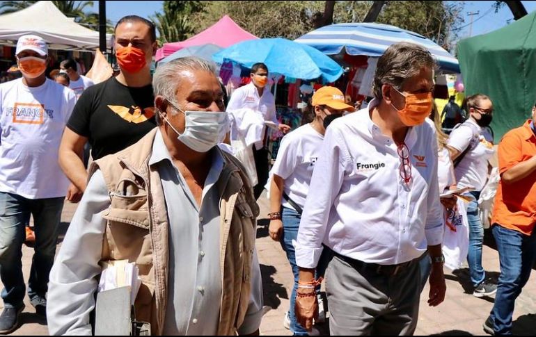 Frangie recorrió el tianguis para platicar con comerciantes y darles a conocer el plan de trabajo que estará enfocado a reactivar la economía del municipio. ESPECIAL